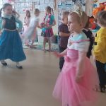 Dzieci w strojach karnawałowych tańczą w rytm muzyki