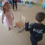 Zabawa w krzesełka - dwoje dzieci krąży wokół krzesełka.