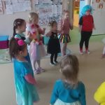 Dzieci w strojach karnawałowych tańczą kaczuszki.