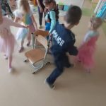Zabawa w krzesełka - kilkoro dzieci krąży wokół krzesełka
