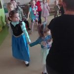 Dzieci w strojach karnawałowych tworzą pociąg