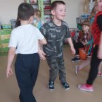 Dzieci tańczą w rytm muzyki