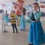 Dzieci w strojach karnawałowych tańczą w rytm muzyki