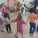 Dzieci tańczą w kółeczku, Bałwanek znajduje się w środku kółka