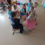 Zabawa w krzesełka - dzieci siedzą na krzesełkach