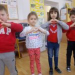Czwórka dzieci w trakcie zabawy klaszcze w dłonie