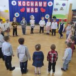 Dzieci ustawione w kole tańczą.